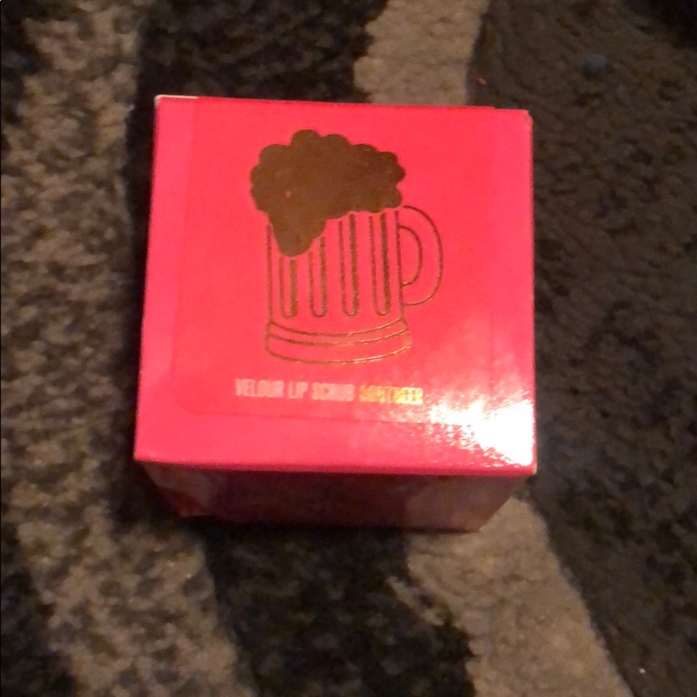 Jeffree Star lip scrub rootbeer flavor !!